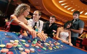 Sảnh live casino xskthcm với đầy đủ bàn Baccarat và Blackjack cho người chơi Việt Nam